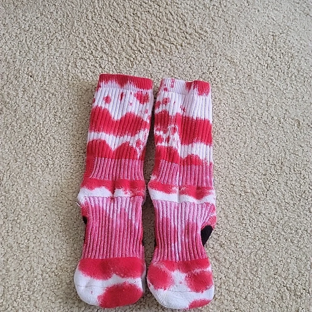 Nike Elite Kid's crew socks. Red & white tie-dye Large